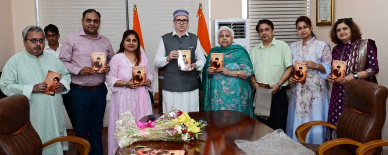 وزیراعلیٰ عمر عبداللہ نے ’ مٹی سے مقام تک‘ کتاب کی رسم رونمائی اَنجام دِی