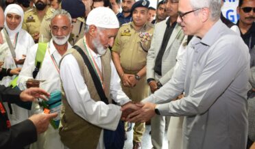 وزیر اعلیٰ نے سرینگر سے عازمین حج کے پہلے جتھے کو روانہ کیا
