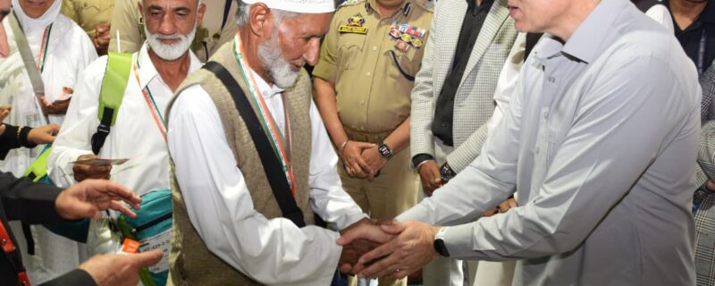 وزیر اعلیٰ نے سرینگر سے عازمین حج کے پہلے جتھے کو روانہ کیا