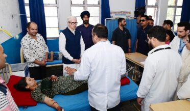 وزیر اعلیٰ عمر عبداللہ نے بس حادثے کے زخمیوں کی عیادت کیلئے جی ایم سی اودھمپور کا دورہ کیا