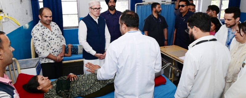 وزیر اعلیٰ عمر عبداللہ نے بس حادثے کے زخمیوں کی عیادت کیلئے جی ایم سی اودھمپور کا دورہ کیا