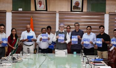 وزیراعلیٰ نے جموںوکشمیر محکمہ سیاحت کے میگزین ’ سِکس سیزنز۔شِشر‘ کی رسم رونمائی اَنجام دِی