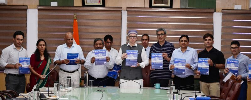 وزیراعلیٰ نے جموںوکشمیر محکمہ سیاحت کے میگزین ’ سِکس سیزنز۔شِشر‘ کی رسم رونمائی اَنجام دِی