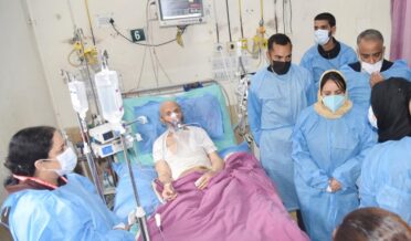 وزیر صحت نے ایس ایم ایچ ایس ہسپتال کا دورہ کرکے ممبر پارلیمنٹ اِنجینئر رشید کے والد کی عیادت کی