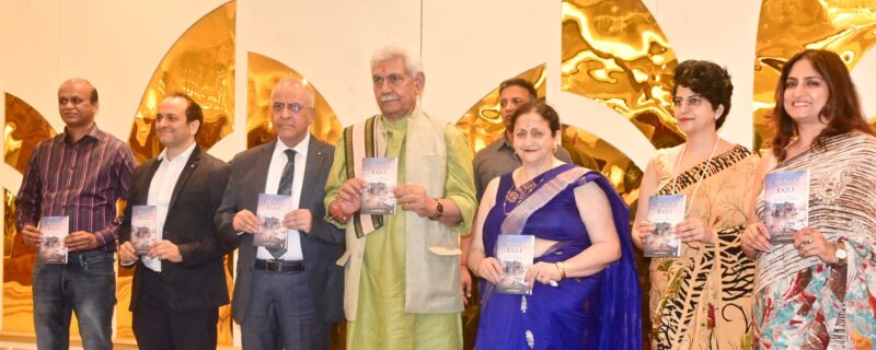 لفٹینٹ گورنر نے کتاب ’’ جلا وطنی میں شفا : ڈاکٹر سشیل رازدان کی ان کہی کہانی ‘‘ کا اجراء کیا