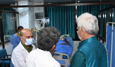 لیفٹیننٹ گورنر نے گورنمنٹ میڈیکل کالج جموں کا دورہ کر کے اودھمپور سڑک حادثے میں زخمی ہوئے شہریوں کی صحت کے بارے میں خیرو عافیت دریافت کی