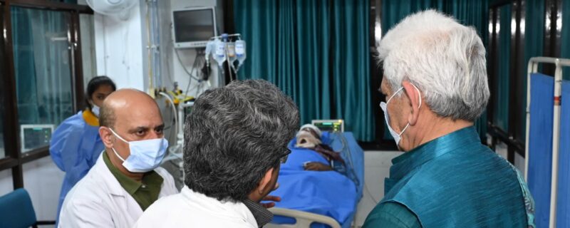 لیفٹیننٹ گورنر نے گورنمنٹ میڈیکل کالج جموں کا دورہ کر کے اودھمپور سڑک حادثے میں زخمی ہوئے شہریوں کی صحت کے بارے میں خیرو عافیت دریافت کی