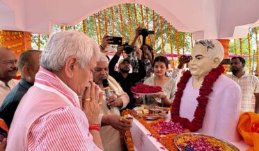 لیفٹیننٹ گورنر نے غازی پور میں معروف سماجی کارکن شری وِجے بہادر سنگھ کے مجسمہ کی نقاب کشائی کی