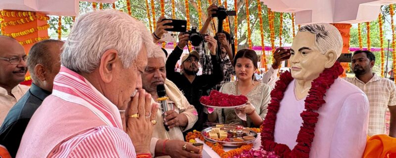 لیفٹیننٹ گورنر نے غازی پور میں معروف سماجی کارکن شری وِجے بہادر سنگھ کے مجسمہ کی نقاب کشائی کی