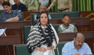 سری نگر ضلع میں 1,190 آنگن واڑی مراکز فعال ہیں ، سینٹرل شالہ ٹینگ حلقہ میں 152 ۔ سکینہ اِیتو