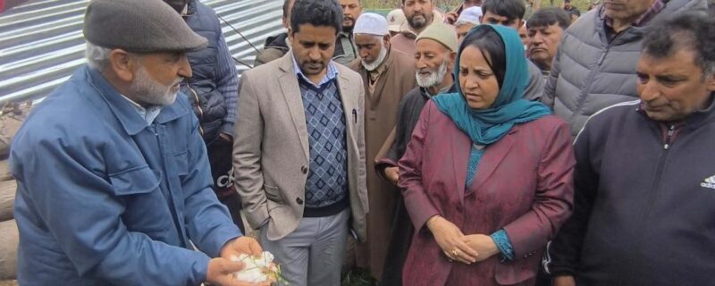 سکینہ اِیتو نے ضلع کولگام کے ژالہ باری سے متاثرہ دیہاتوں کا دورہ کیا