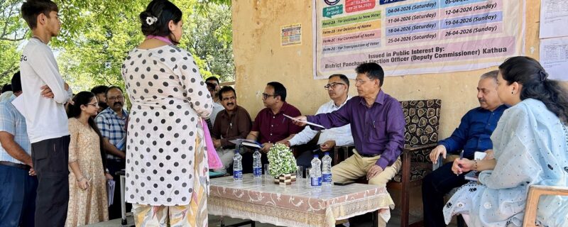 شانت مانو نے کٹھوعہ میں خصوصی نظر ثانی کیمپوں کا معائینہ کیا ،اہل ووٹرز کے صد فیصد اندراج پر زور دیا