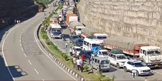 420کلو میٹر سرینگر لہیہ اور جمہ گنڈ کپوارہ کی شاہرائیں گاڑیوں کی آمد ورفت کیلئے بند