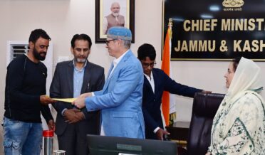 وزیراعلیٰ عمر عبداللہ نے محکمہ سکولی تعلیم کے سی پی ڈبلیوز کو ریگولرائزیشن کے احکامات سونپے