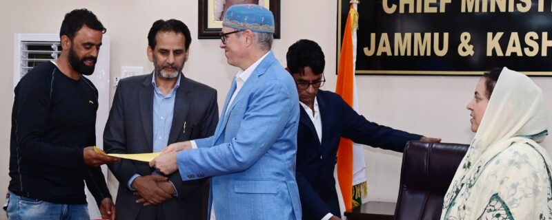 وزیراعلیٰ عمر عبداللہ نے محکمہ سکولی تعلیم کے سی پی ڈبلیوز کو ریگولرائزیشن کے احکامات سونپے