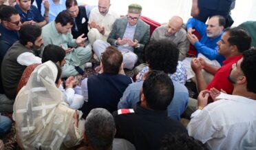 وزیراعلیٰ عمر عبداللہ نے ممبر پارلیمنٹ اِنجینئر رشیدکی رہائش گاہ پرجاکر اِظہارِ تعزیت کیا