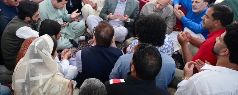 وزیراعلیٰ عمر عبداللہ نے ممبر پارلیمنٹ اِنجینئر رشیدکی رہائش گاہ پرجاکر اِظہارِ تعزیت کیا