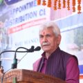 لیفٹیننٹ گورنر منو ج سِنہا نے جموںوکشمیر پولیس کے نئے بھرتی شدہ کانسٹیبلوں میں تقرری نامے تقسیم کئے