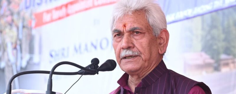 لیفٹیننٹ گورنر منو ج سِنہا نے جموںوکشمیر پولیس کے نئے بھرتی شدہ کانسٹیبلوں میں تقرری نامے تقسیم کئے