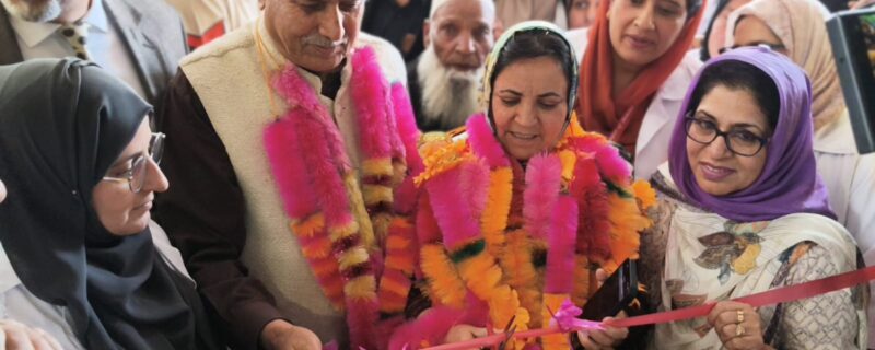 وزیر صحت سکینہ اِیتو نے پرائمری ہیلتھ سینٹر پاری گام پلوامہ میں ڈیجیٹل ایکسرے یونٹ ، تھائرائیڈ اینالائزر کا اِفتتا ح کیا
