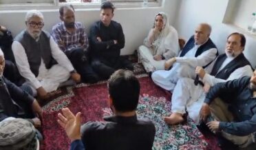 سکینہ اِیتو نے بڈگام میںمتاثرہ کنبے کے اَفرادسے ملاقات کی