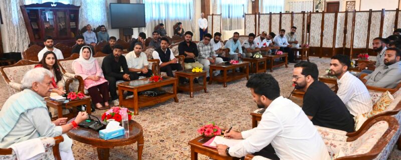 لیفٹیننٹ گورنر نے ’ سیویوتھ ، سیو فیوچر فائونڈیشن‘ کے رضاکاروں سے ملاقات کی