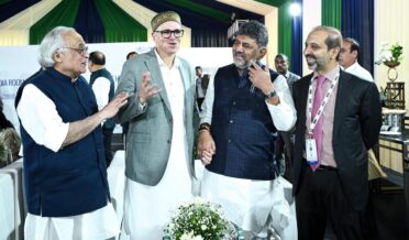 عمر عبداللہ نے بنگلورو میں کرناٹک کے وزیر اعلیٰ ڈی کے شیو کمار سے ملاقات کی