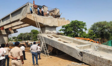 گجرات کے آنند ضلع میں زیر تعمیر ریلوے اوور برج گر گیا