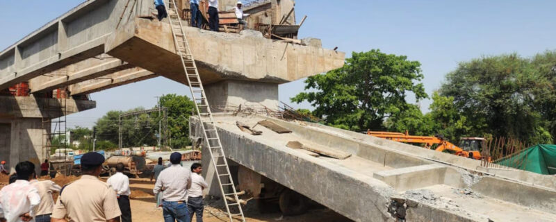گجرات کے آنند ضلع میں زیر تعمیر ریلوے اوور برج گر گیا