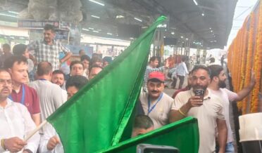 ستیش شرما نے جموں سے سومناتھ جی یاترا کو جھنڈی دِکھاکر روانہ کیا