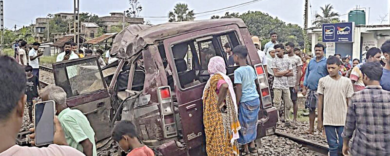 بنگال میں اسکول ویان۔ ٹرین تصادم ، 2طلبہ سمیت 3 ہلاک