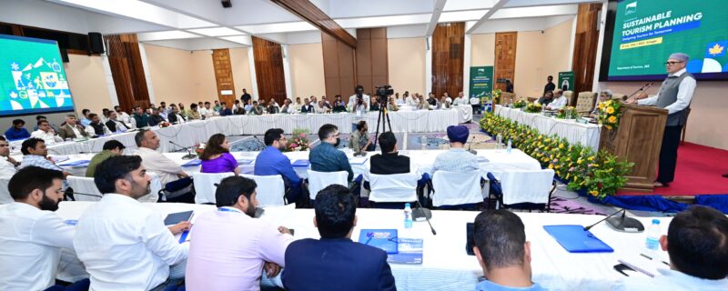 وزیراعلیٰ عمر عبداللہ نے سیاحوں کی تعداد کے بجائے اَقدار پر مبنی سیاحت کو فروغ دینے کی ضرورت پر زور دیا