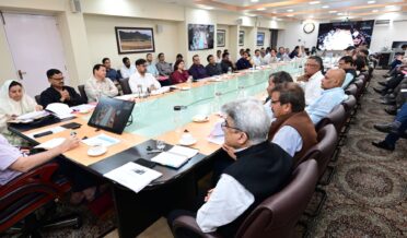وزیراعلیٰ عمر عبداللہ نے محکموں کو کیپکس اخراجات میں تیزی لانے اور فنڈز کے بروقت اِستعمال کو یقینی بنانے کی ہدایت دِی