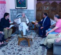وزیراعلیٰ عمر عبداللہ نے ممبران اسمبلی ، تجارتی و سیاحتی شعبے کے نمائندگان سے ملاقات کی