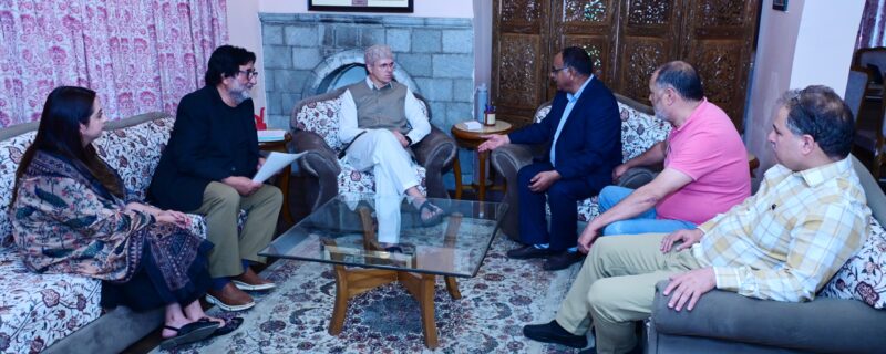 وزیراعلیٰ عمر عبداللہ نے ممبران اسمبلی ، تجارتی و سیاحتی شعبے کے نمائندگان سے ملاقات کی