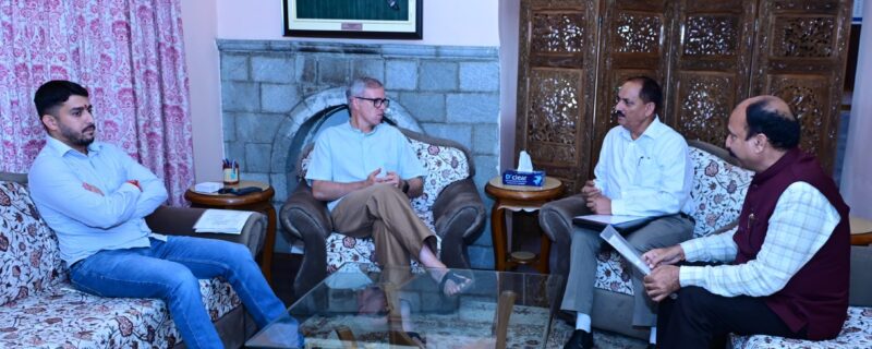 وزیراعلیٰ عمر عبداللہ کی ’رابطہ‘ میں عوامی نمائندوں اور وفود سے ملاقات