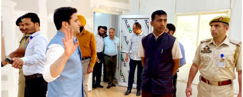 صوبائی کمشنر کشمیر نے سری نگر ائیر پورٹ پر یاتریوں کیلئے سہولیات کا جائزہ لیا