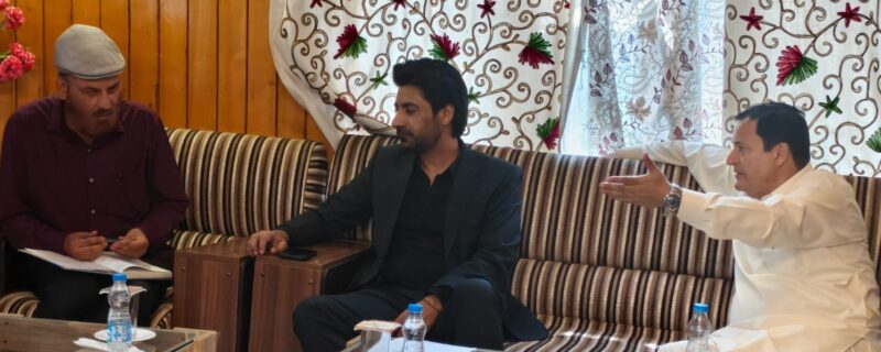 جاوید ڈار نے روہامہ ۔ لدورہ سڑک پروجیکٹ سے متاثرہ کنبوں کے معاوضے کے معاملات کا جائزہ لیا