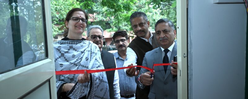 جسٹس سنجیو کمار نے ہائی کورٹ کمپلیکس جموں میں نئی تعمیر شدہ ’ایڈ ووکیٹ کلرک روم‘‘ کا اِفتتاح کیا
