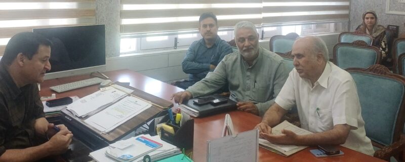 اراکین اسمبلی حسنین مسعودی او راِرشاد رسول کار نے جاوید احمد ڈار سے ملاقات کی