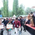 لیفٹیننٹ گورنر نے جھیل ڈل سری میں ریڈنگ میراتھن کو جھنڈی دِکھا کر روانہ کیا