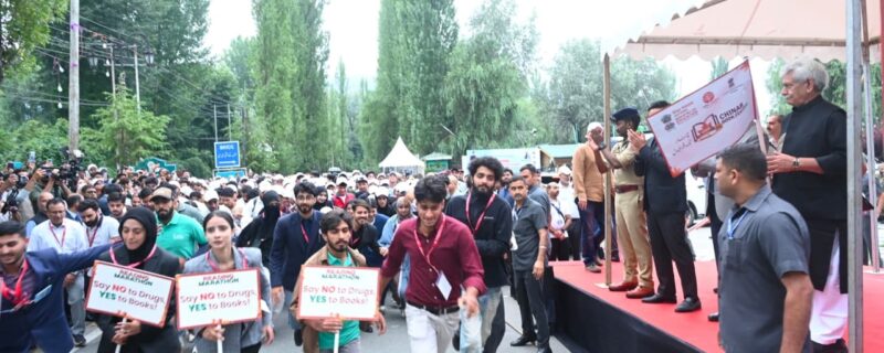 لیفٹیننٹ گورنر نے جھیل ڈل سری میں ریڈنگ میراتھن کو جھنڈی دِکھا کر روانہ کیا