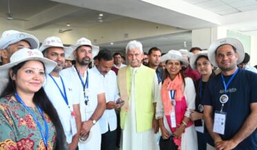 لیفٹیننٹ گورنر نے سری نگر میں پنتھا چوک یاتر اٹرانزٹ کیمپ اور یاتری نواس کا دورہ کیا