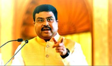 مودی حکومت کانگریس اور جین-زی کے آگے جھکنے کو ہوئی مجبور، وزیر تعلیم دھرمیندر پردھان نے دیا استعفیٰ