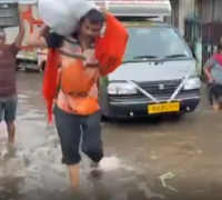 بارش کے بعد ’ڈیڑھ فیٹ‘ پانی میں ڈوبی نوی ممبئی، سڑکیں بنیں دریا