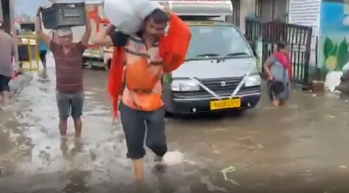 بارش کے بعد ’ڈیڑھ فیٹ‘ پانی میں ڈوبی نوی ممبئی، سڑکیں بنیں دریا