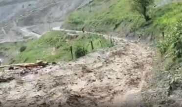 جموں و کشمیر میں بادل پھٹنے، سیلابی ریلوں اور لینڈ سلائیڈنگ سے معمولات متاثر