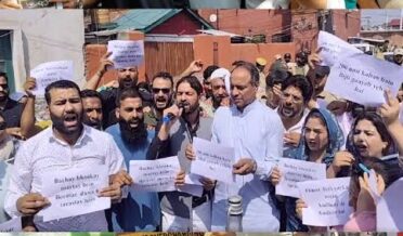 بجلی نرخوں میں اضافے کے خلاف پی ڈی پی اور اپنی پارٹی کا سرینگر میں احتجاج