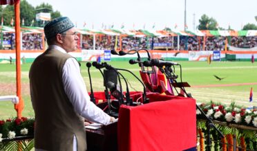 وزیراعلیٰ عمر عبداللہ نے سری نگر میں 80 ویں یوم آزادی کے موقعہ پر قومی پرچم لہرایا