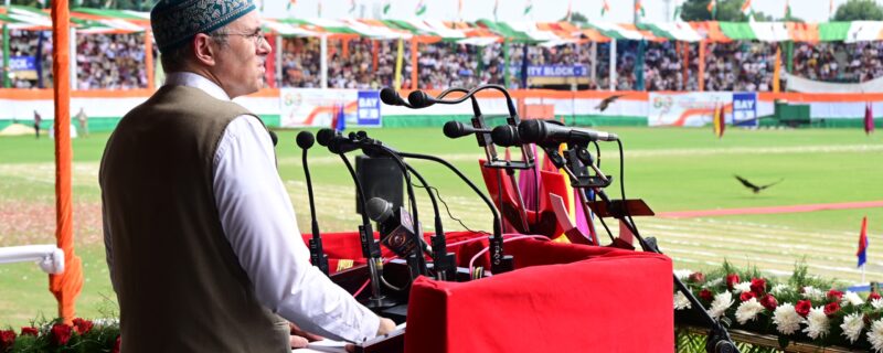وزیراعلیٰ عمر عبداللہ نے سری نگر میں 80 ویں یوم آزادی کے موقعہ پر قومی پرچم لہرایا